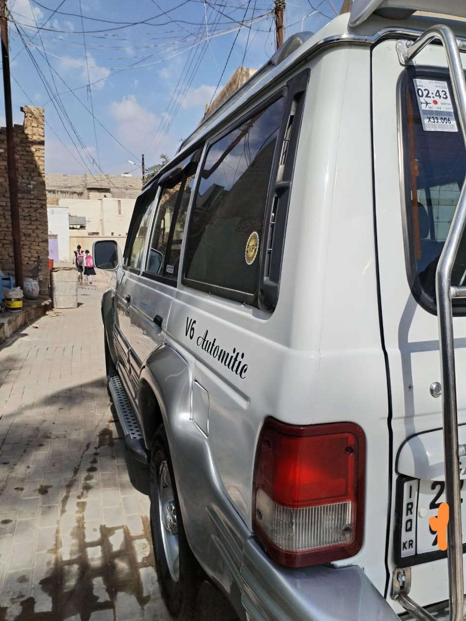 السلام عليكم كالوبر للبيع موديل الفين كامله من كلشي بدون حادث بيها شخط بالجاملغ  الأيسر الامامي ومتكحل وسونارها  مكينه بلاديه 70قفل والهزه مالتها بشهر العاشر تنتهي رقم أربيل *********** بغداد مكانها

