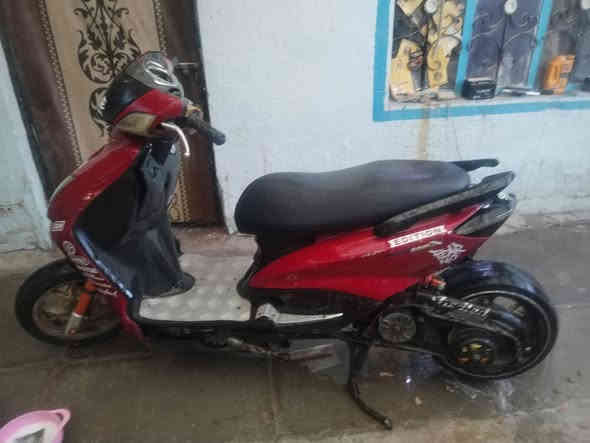 السلام عليكم سكنس للبيع الدراجة شغل واطلع وياهة صالنصات 3 وبيهة تزويد مبين بالصور رايدهة ب 750 مكاني بغداد شعلة
***********
