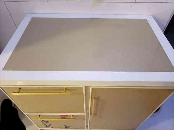 كاونتر المنيوم تفصال خاص سويته
 نظيف ويكفي هوايه غراض بي ٣ خانات سعره 90 الف فقط مكاني بغداد الدوره ***********
