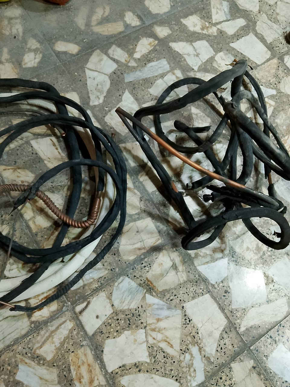 السلام عليكم بواري سبالت 2طن للبيع كوم السعر 125 الف عدد3 خط الدفع والسحب بغداد شهداء البياع شارع المضخة الاول ***********
