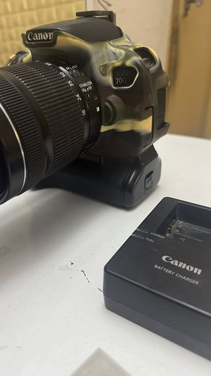 للبيع فقط فقط ما اراوس ابيع فقط
كامرات عدد2 كانون
1- كانون 70D بدي 
2-كانون 700D بدي + كرب 
3- زوم 100:400 كانون 
4-عدسة 18:135 
+ شاحنات عدد 2 
مكاني بغداد حي الامين 
توصيل ماعندي ***********
ملاحضة لاتسالني شكد شتر ومدري شنو تجي تفحص وتاخذ نضافة الكامرات 90 /100 
متوفر واتساب وماسنجر
