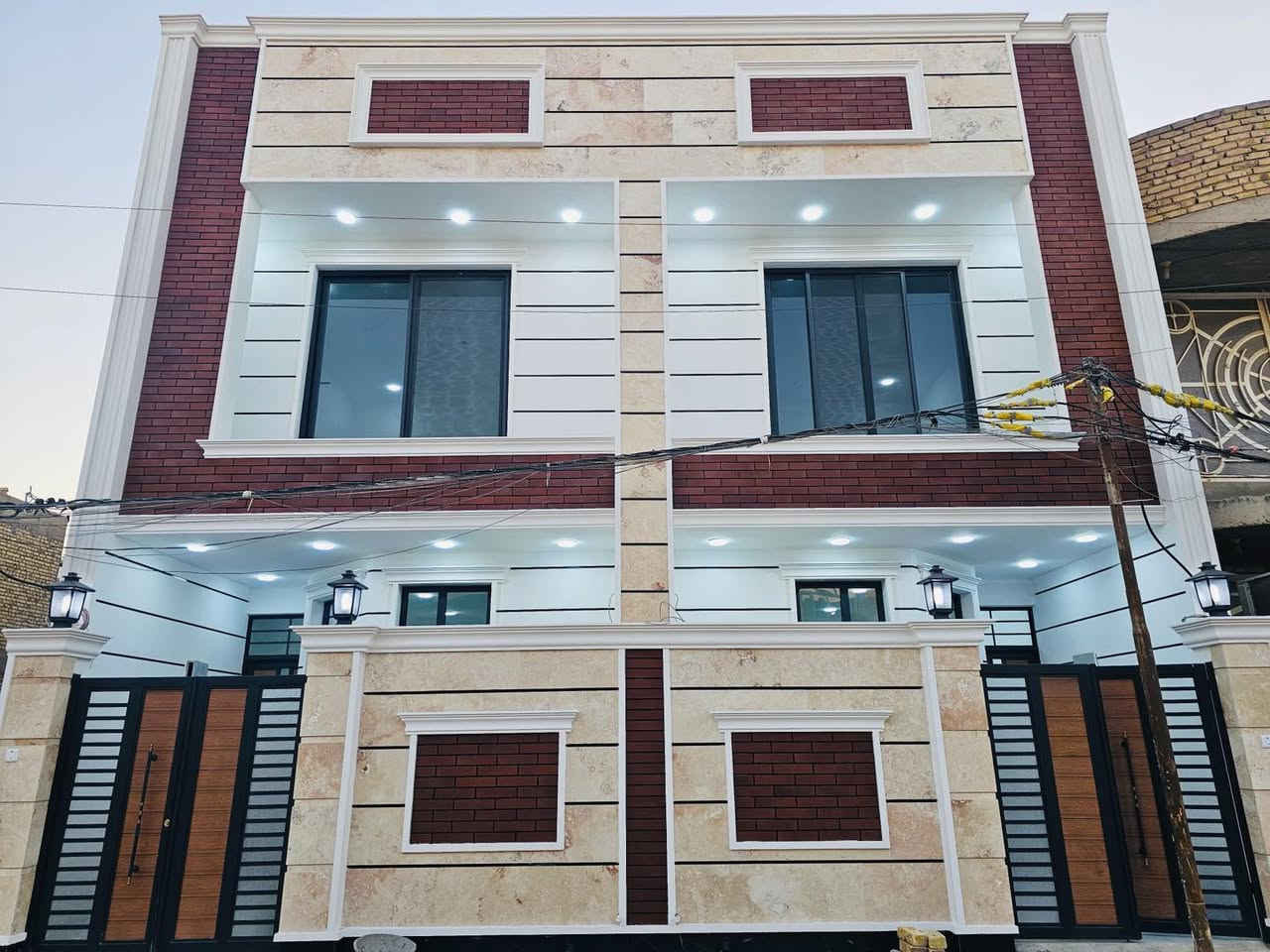 🏠🏠دارين سكن للبيع 🏠🏠

📍كوت / الخاجية / شارع افران العراق📍

✅مساحة الدار الواحد 100 م (5 م * 20م)  

عرض الشارع 20م 

✅بناء حديث الدار جديد و غير مسكون

يتكون من طابقين

الطابق الاول:-
استقبال ومطبخ وهول وغرفة نوم وصحيات داخلية وخارجية

الطابق الثاني :-
غرفتين نوم وهول وصحيات 

للاستفسار مراسلة الصفحة او الاتصال على☎️☎️

***********

===============================
#مستعدون_لبيع_وشراء_الاراضي_السكنية_في_الهورة_والزهراء_والخاجية_والياسمين_والاسكان_والداحرة_وام_هليل

#شكراً_لإختياركم_قصر_الروان_للعقار
