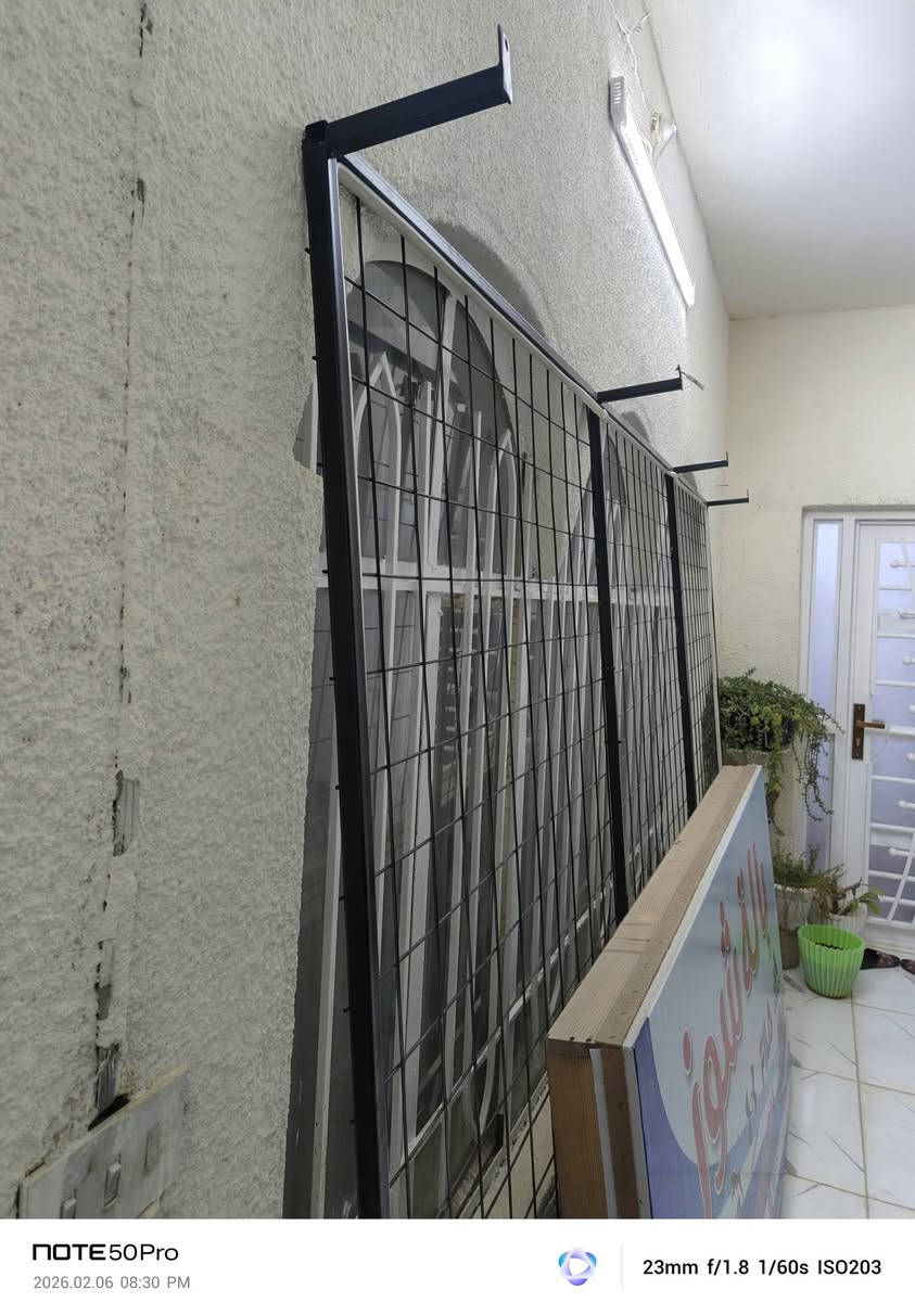 السلام عليكم للبيع شبجة ترهم ديكور المحل ملابس او محل احذية وكل المحلات تعلك بيها كلشي وبيها اناره لد اصلي 10 امتار والشبجة حجمها عرض3متر وارتفاع 2متر ولوحة اعلانية قياس متر × مترين كامله مكمله بس تشلع البوستر وتطبع جديد وتشد وبيها 4 شمعات للبيع ***********
