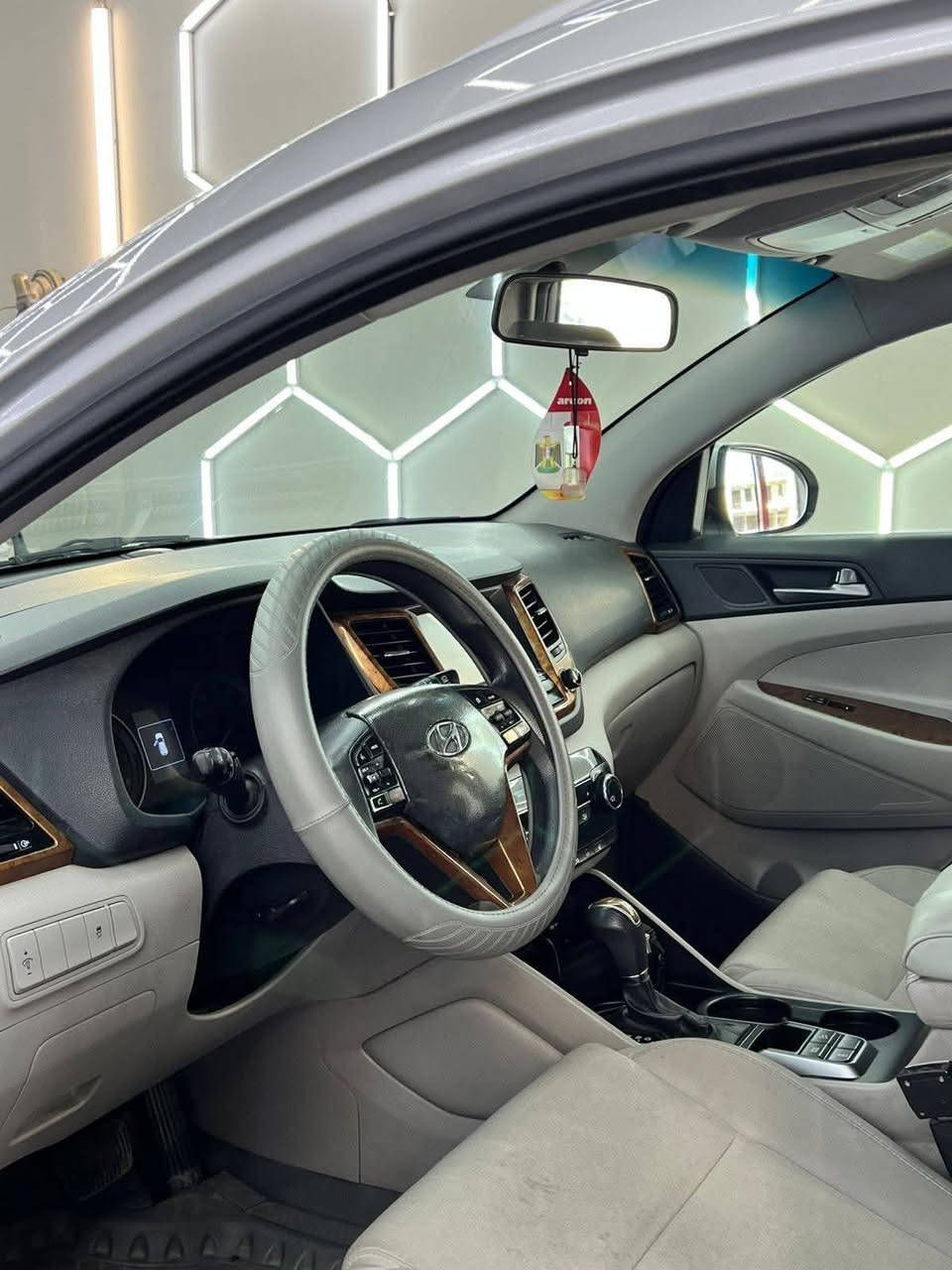 للبيع توسان موديل 2018 رصاصي
وارد أمريكي  بدون ايرباك 

مواصفات السيارة 
3 أنظمة قيادة
كشنات كهرباء 
كشنات تدفئة
حساسات امامي خلفي 
فور ويل  
تحكمات أستيرن
وبعد غيرها مواصفاتها معروفة

السيارة حاثها خفيف فقط بداية البنيد ومرجع بارد وشوية باب سائق هم مرجع بارد بدون اي دواخل وصور الحادث موجودة 
رقم ديالى الدولي الجديد يعني بأي مكان تتحول 

للاستفسار ***********
