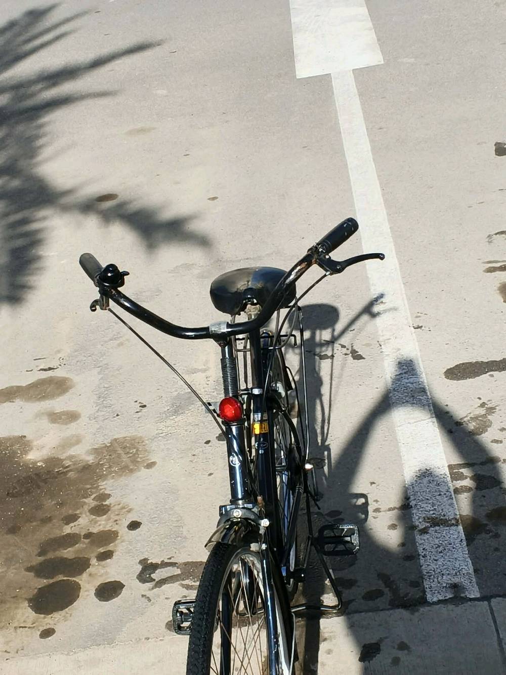 بايسكل بحالة ممتازة للبيع. مصمم ليوفر لك راحة وسلاسة أثناء القيادة. الإطار متين ومصنع من مواد عالية الجودة. مناسب للطرق المختلفة وفي المدينة.