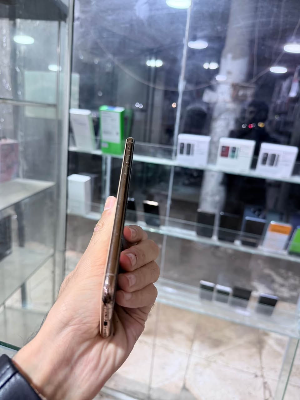 ئایفۆن ١١ پڕۆ ماکس 
زاکیرەی ٦٤ گێگا دوو سیم مۆبایلەکە 
هەموو شتێکی بیلادیە بەزەمانی کۆمپیتەر 
 بێ كێشەیە و زۆر خاوێنە 
نرخی ٢٩٩ هەزارە گەیاندن هەیە 
ناونیشان هەولێر قەڵاتی نوێ مۆبایلی هاوکار
ژمارە مۆبایل :- 📱 *********** أربيل, العراق
