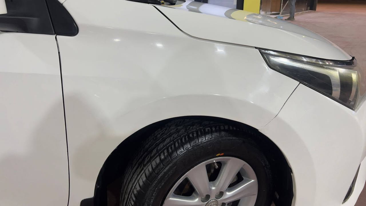 كورلا خليجي موديل 2015
رقم شمالي مميز / اربيل 
السيارة باسمي شرط التحويل 
 الصور ادناه حالياً 

----------------المواصفات
محرك 4 سلندر سعة 2.0 لتر بقوة 143 حصان
نظام Dual VVT-i :
 يعمل النظام على زيادة عزم المحرك وتقليل استهلاك الوقود
نظام eco في دوسة البانزين يعمل تلقائي
كير اوتماتيك نوع ATF WS
 يدوي 6 سرعات أو أوتوماتيكي 4 سرعات
اطار قياس 15 
ويل كب عدد 5 ( 4 + 1 سبير )
مكيف هواء تدفئه / تبريد
التشغيل ( سويج )
وسائد هوائية أمامية للسائق والراكب
ايرباك سليم / بلاد
مكابح مانعة للانزلاق ABS مع مساعد للكبح ونظام توزيع المكابح الإلكتروني
شبك أمامي أسود اللون مع تطعيم كروم في الامام والخلف
أضواء أمامية هالوجين
اضواء ضباب ( كشافات ضباب )
مرايا خارجية كهربائية 
اشاير بالمرايا
زجاج كهربائي
فرش قماشي للمقاعد ( مخمل فاخر )
راديو مع مشغل اسطوانات ومنفذ USB و منفذ لأجهزة AUX 
جناح بلاد
تحكمات ستيرن
تحكم في المقاعد يدوي
جنطة سعة اكثر 450 لتر
سماعات عدد 6
 
-------------
ماشيه 255 الف 
-------------
السعر 135 
-------------
***********
ابو طارق
-----------
الضرر : 
بارد قطعة بالجاملغ ولباب جهة الراكب
 صبغ فوق الباب الخلفي جهة السايق
 وصبغ بخشم البنيد قطعة صغيرة
 وصبغ بدوسة ( فعصه صغيرة ) جهة الراكب الامامي
--------------
ملاحظة : الافضل تجي تفحص وين ما تريد
