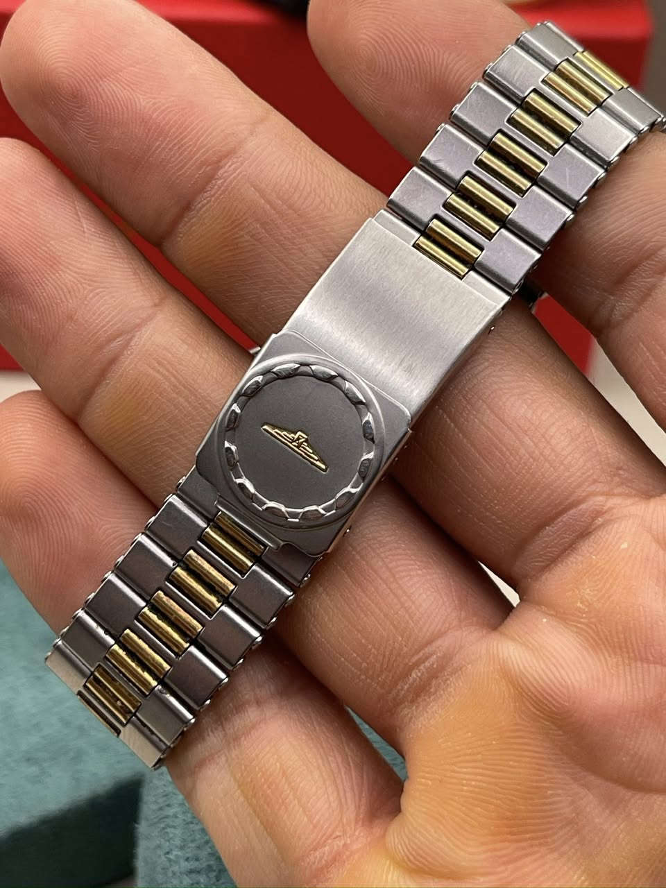 ساعة Longines Conquest V.H.P. Quartz هي قطعة كلاسيكية نادرة تجمع بين الدقة السويسرية المتناهية والتصميم الفاخر الذي لا يحده زمن. إليك صيغة إعلان احترافية وجذابة تناسب منصات التواصل الاجتماعي:
⌚️ للبيع: تحفة سويسرية نادرة – Longines V.H.P. Quartz
عشاق الأناقة والتميز، هذه الساعة ليست مجرد أداة لمعرفة الوقت، بل هي قطعة من تاريخ الصانع السويسري العريق Longines. موديل الـ V.H.P (Very High Precision) المعروف بدقته المتناهية التي تتفوق على الساعات العادية بمراحل.
✨ أبرز مواصفات الساعة:
• الماركة: Longines (لونجين) - أصلية 100%.
• الموديل: Conquest V.H.P Quartz.
• التصميم: مزيج راقٍ جداً بين الستانلس ستيل والذهب (Two-Tone)، يعطي فخامة استثنائية على المعصم.
• القطر: 33 ملم (قياس كلاسيكي راقٍ جداً يناسب أصحاب الذوق الرفيع والمعاصم المتوسطة أو كقطعة Unisex).
• المينا: بلون لؤلؤي ساحر مع تفاصيل دقيقة وتاريخ عند الساعة 3.
• الإطار (Bezel): بتصميم "المسننات" الذهبية المميز لهذه الفئة، مما يعطيها هوية بصرية لا تخطئها العين.
🌟 لماذا تقتني هذه الساعة؟
1. دقة استثنائية: تقنية V.H.P تضمن لك أقل نسبة خطأ زمني ممكنة في الساعات الكوارتز.
2. حالة ممتازة: الساعة بحالة رائعة كما هو موضح في الصور، محافظة على رونقها ولمعتها.
3. قيمة استثمارية: ساعات لونجين القديمة (Vintage) تزداد قيمتها مع الوقت وتعتبر إضافة قوية لأي مجموعة.
السعر : 220$


**إذا كنت صاحب هذا الإعلان وتريد حذفه لأي سبب، رجاءا أرسل رسالة إلى الدعم الفني**