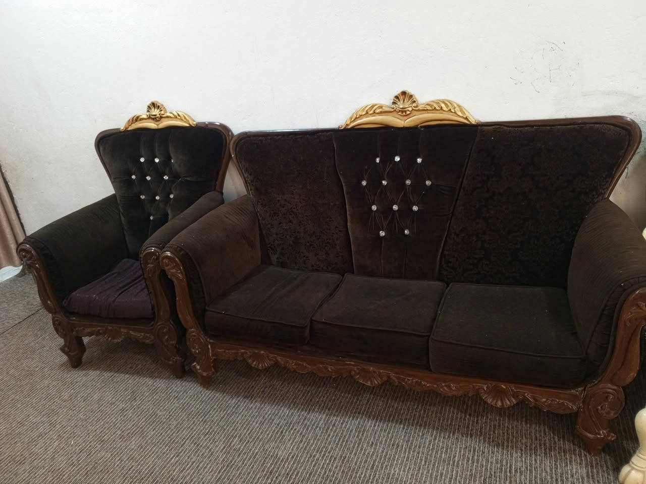 طخم تزكام ثگيل نضيف لون جوزي 🤎
خمس مقاعد ثنين كبار ووحده وسط وثنين كراسي
السعر 300 وبي مجال للشراي 
للاستفسار الاتصال على الرقم التالي 
*********** 
بي واتساب
