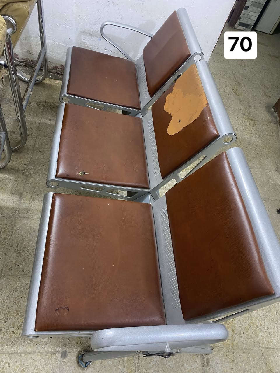 للبيع 
كرسي بلاستك عدد 35
كرسي خشب عدد 20
ديلاب
كرسي متحرك 
كراسي مزدوجه
ميز بلاستك عدد 4
***********
