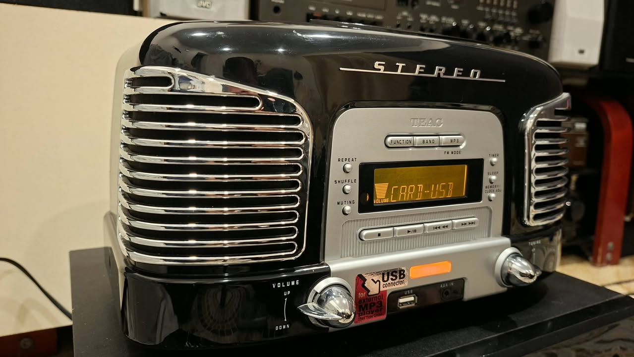 طراز TEAC SL-D930. 
نظام مكبر صوت 2.1 قناة مع مضخم صوت سفلي مدمج يوفر صوتًا عالي الدقة. الوزن 5.4 كغم
يتميز بتصميم كلاسيكي مستوحى من سيارات الخمسينيات. 
يتضمن مشغل أقراص مضغوطة (CD) بتحميل علوي يدعم تنسيقات MP3/WMA. 
مزود براديو AM/FM رقمي مع إمكانية تخزين المحطات مسبقًا. 
يتوفر ومقبس AUX-in مقاس 3.5 ملم لتوصيل مصادر صوت سلكية. 
سعر ١٣٥ الف للاتصال *********** كركوك يوجد توصيل كافة محافظات
