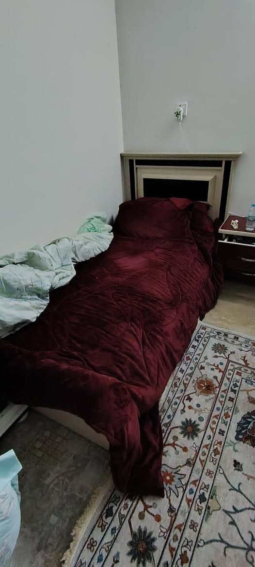 السلام عليكم غرفه شبابيه للبيع كنتورين وجرابي ثنين وميز تواليت وكومدي كلش نضيفه سعره 250 وبيه مجال بسيط للتواصل خاص او ***********
