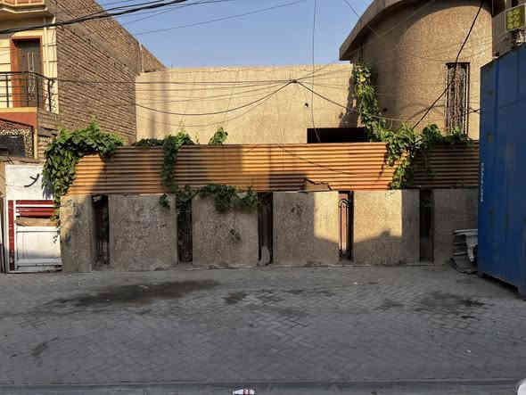 للبيع بيت 
شارع المعهد خلف مطعم الحلبي مجاور عياده ابو تراب 
بيت بناء قديم من الداخل نضيف مأجر حاليا 
المساحه 240 واجه 15 نزال 16 
الفرع المسدود اول بيت من تدخل الفرع على اليسار 
***********
