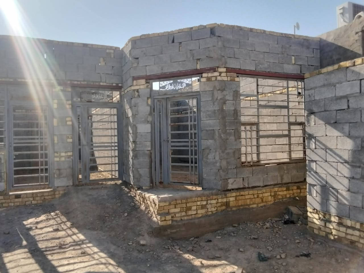 هيكلوواصل الحدالسقف قرفتين وصاله وديوانيه ومناور ثنين وصحيات ثنين ومطبخ مساحه 300شارعه 10متار ثالث بية عن فرع أبوالماش  يبعد عن سايدين 400متر
الاتصال***********
