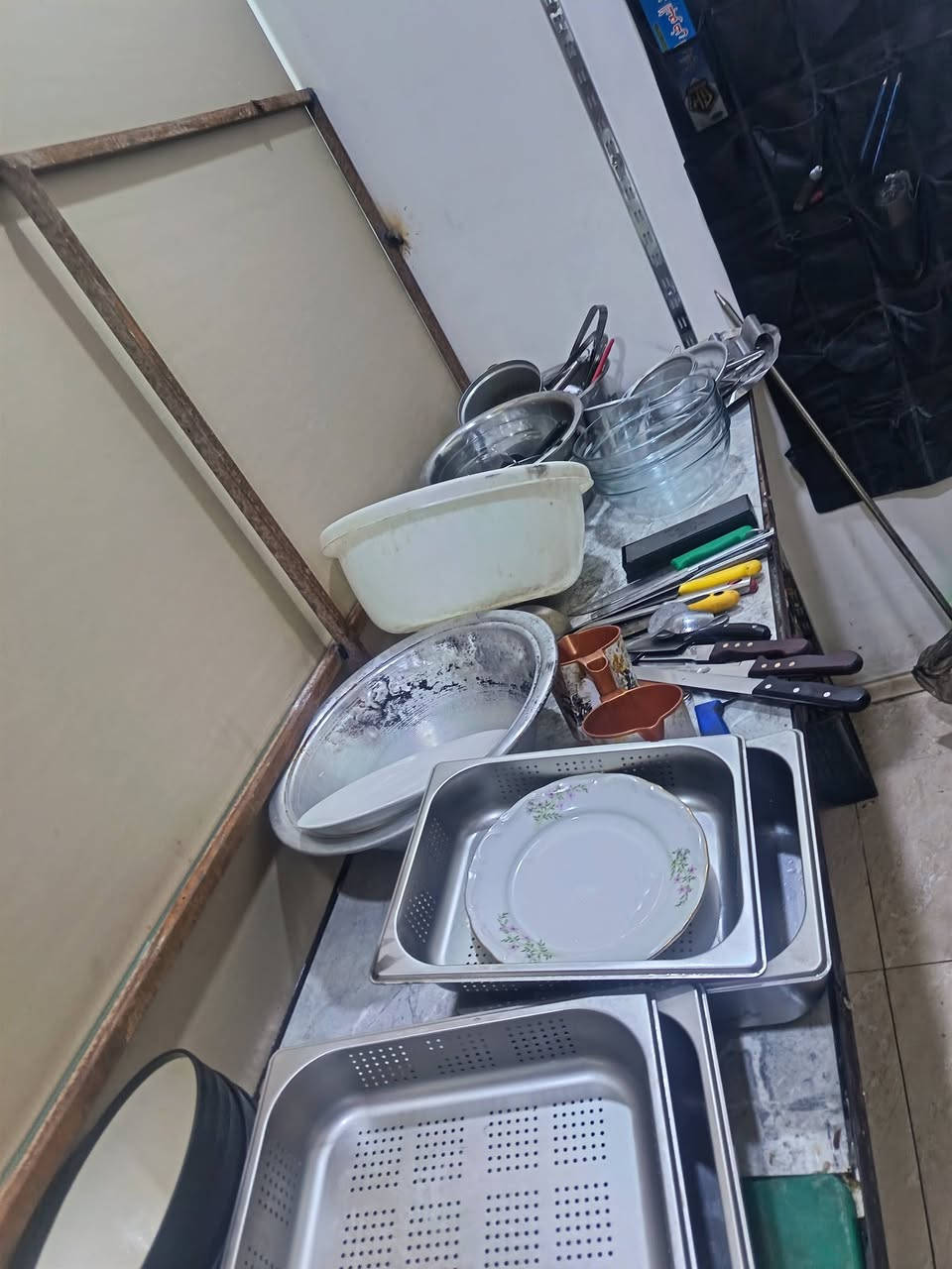 غراض مطعم للبيع مكان بغداد البياع شارع جنانه ***********
