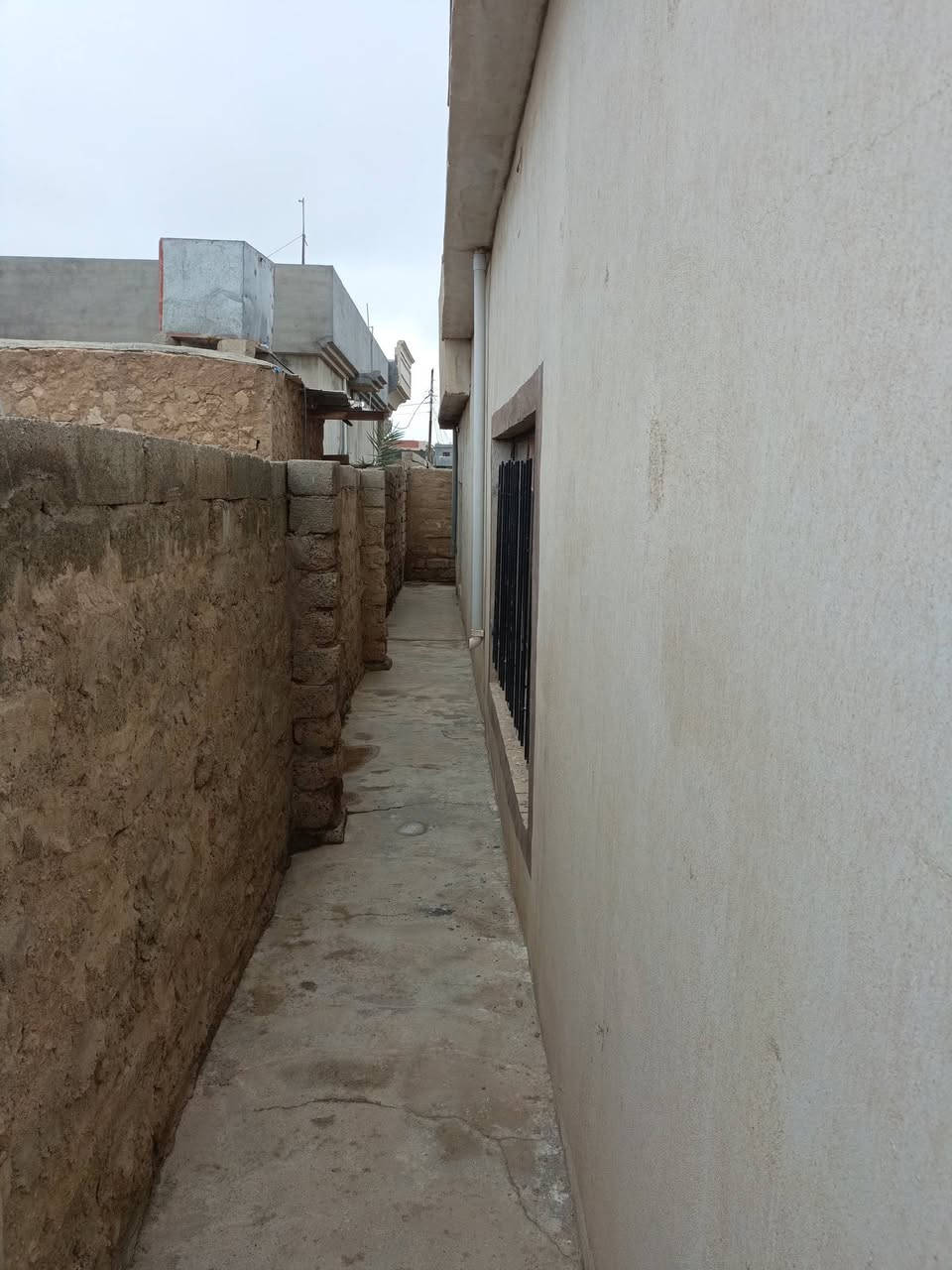 السلام عليكم ورحمة الله وبركاته 
#للبيع بيت في حي السكك 
مساحه 400 متر
طابو صرف 
استقبال و مطبخ و هول و غرفتين نوم و مجمع صحيات و مخزن خارجي
للاستفسار مراسلة الصفحه 
الاتصال *********** / ***********
