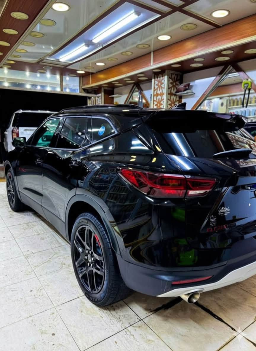 السلام عليكم
للبيع سيارة شيفروليه بلايزر (Blazer) موديل 2024، 
مواصفات 3LT، 
السيارة مميزة جداً وجاهزة من كل النواحي.
🔹 المواصفات الأساسية:
 الموديل: 2024
 اللون: أسود ملكي (Black) ميتاليك.
 الرقم: بغداد رقم دولي الجديد
 المحرك: 6 سلندر V6 بسعة 3.6 لتر (3600cc) – يولد 308 حصان، عزم قوي جداً وتسارع ممتاز، ونظام اقتصادي بصرف الوقود مع ناقل حركة أوتوماتيك من 9 سرعات.
🔹 مواصفات الـ 3LT:
 داخلية جلد شذر (اللون الأسود).
 كراسي تحكم كهربائيه السائق والراكب.
 تدفئة في المقاعد الأمامية.
 شاشة وسطية كبيرة مقاس 10.1 بوصة تدعم Apple CarPlay و Android Auto (وايرليس بدون واير).
 نظام تشغيل عن بعد 
بصمة تشغيل وبصمة أبواب.
 كاميرا خلفية عالية الدقة HD دواره
حساسات خلفية.
 باب الصندوق الخلفي يفتح ويغلق كهربائياً.
 رادارات وأنظمة أمان.
تنبيه الخروج عن المسار.
رادار منع التصادم الأمامي.
 ويل عالي مقاس 20 إنج بلادي.
 إضاءة LED أمامية وخلفية مع لد نهاري.
🔹 حالة السيارة:
حادث فقط بنيد مصبوغ ما مبدل
وجاملغ امامي ايسر جهةٍ السائق بارد فقط
ايرباك ستيرين وبردة طاك
والباقي كله سليم 
السيارة جديدة جداً، تبريد ثلج، صدر وكير ومحرك بشرط الفحص، وجاهزة للاستخدام فوراً بدون أي مصاريف.
ماشية: 58 الف مايل
💵 السعر: (210$ لان مستعجل على البيع وسعره اكثر من هذا وسوكه معروف)
📍 المكان: بغداد
📞 للتواصل والاستفسار: 
***********
