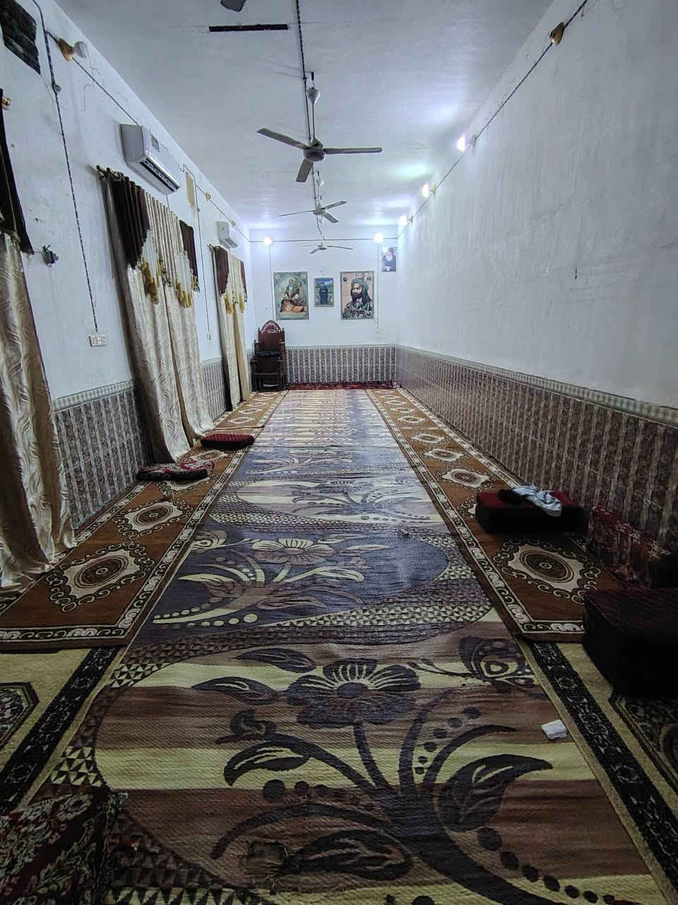 السلام عليكم الدار البيع المساحة ٢٤٠ يحتوي عل طابقين الطابق الاول ٣غرف وصالتين اكبار ومطبخ ودوانيه طوله ١٧ متر الطابق الثاني صاله كبيرة و٣غرف بيت جديد ومرتب ركن الموقع مالته شارع القدسيه ب الفرع مال أسواق رائد منطقه حي العباس أي استفسار اتصل ***********
