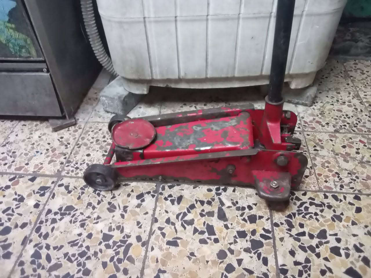 ⭕ يوجد توصيل لكافه المحافظات
جك 3 طن شغال وعل الفحص قديم باب اول اصلي السعر 80 الف المكان بغداد ***********
