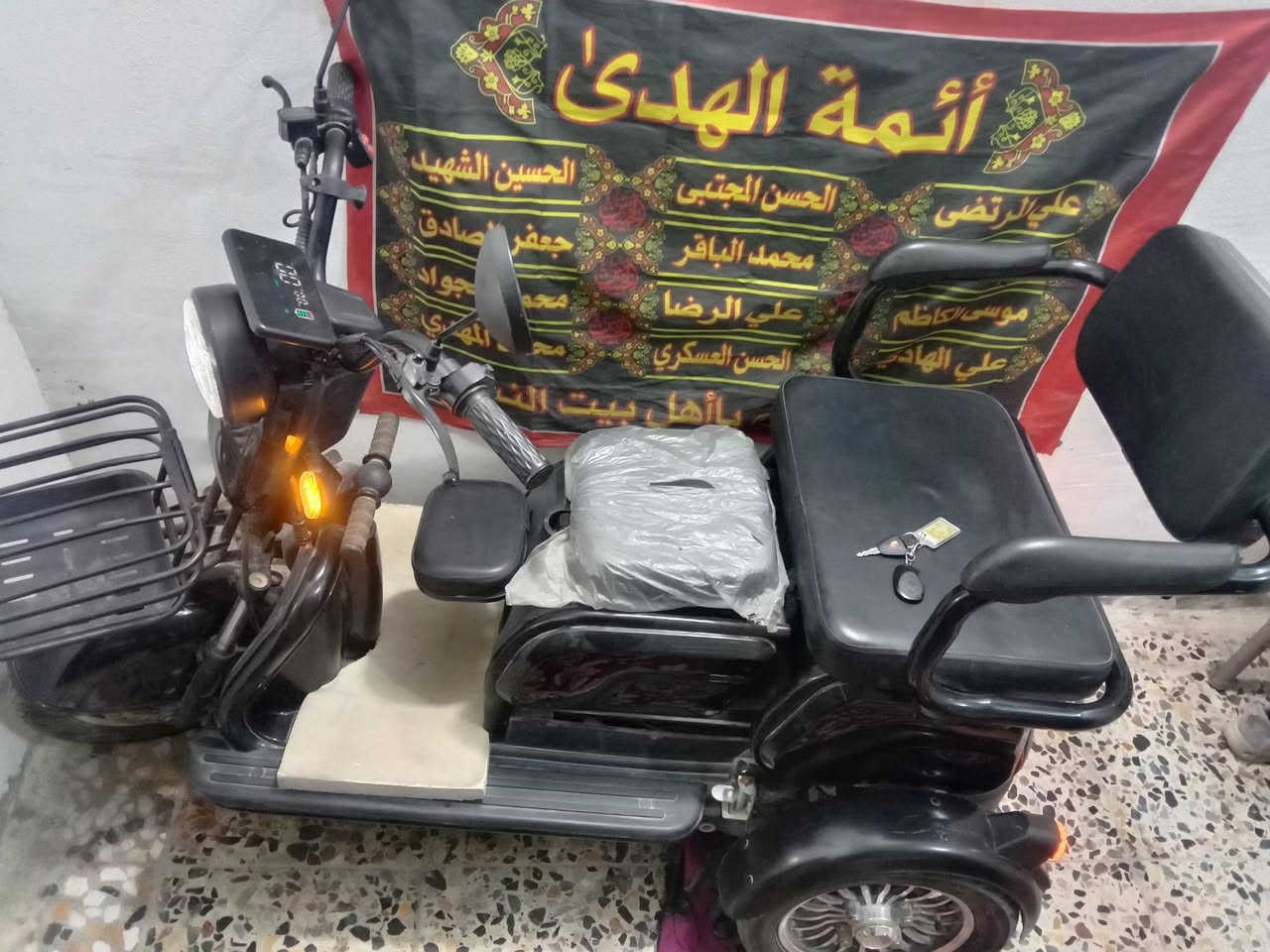 دراجه شحن للبيع جديده وياهه ٥ بطاريات سرعه ٦٠ سعر ٧٥٠
*********** مكلف بنشر الشراي يتصل دراجه نضيفه جدا مستخدمه قليل
