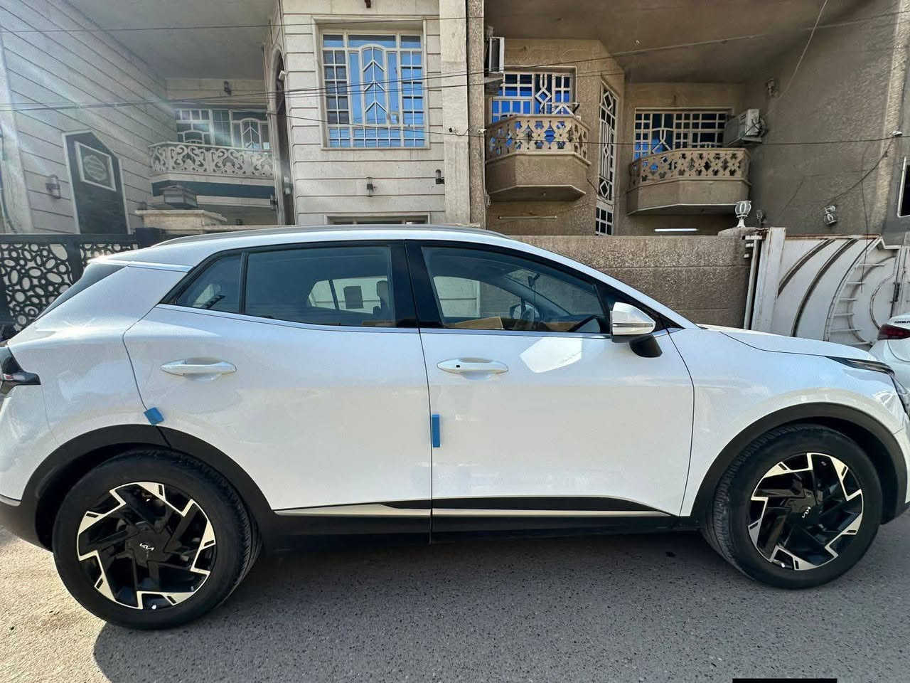 سلام عليكم 
سبورتج موديل 2023 خليجي السيارة مواصفات عادية (بصمة تشغيل عن بعد اريل افگيشين داخل عسلي مري شفط ) مكفولة من الصيغ كفالة عامة بيهة بارد خفيف السيارة ماشية 50 كم  السيارة بأسمي رقم بغداد مكان السيارة بغداد السعر 215$ وبيهة مجال بسيط للاستفسار *********** 
للبيع او مراوس باكسنت حسب القناعة !
