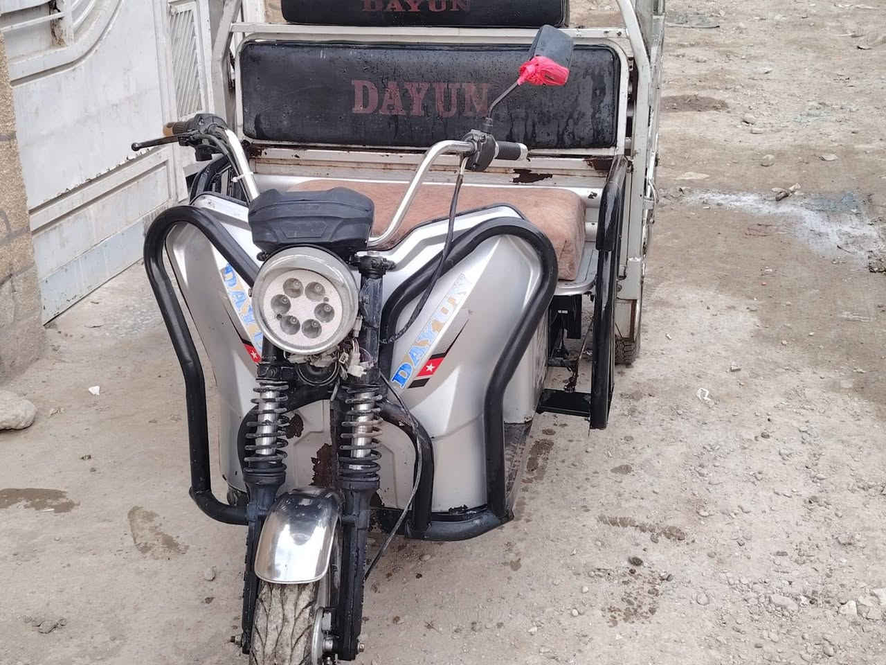 السلام عليكم ستوته شحن ما ناقصها اي شيء باتريات صار شهرين من شاهين تخم تاير خير منه ما تذب عليها ربع مكاني بغداد الغزاليه شارع المركز *********** السعر 500 وبها مجال حق الجايه
