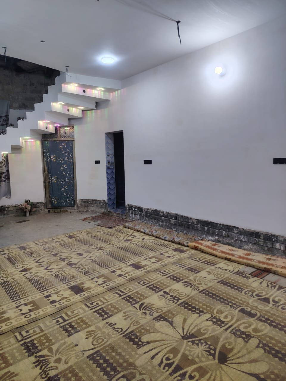 بيت للبيع مساحه ٣٠٠ غرفتين 
صاله استقبال مطبخ 
صحيات كامل خدمات ماء كهرباء تبليط الشهابي 
قرب مدرسه ذات النطاقين البيت 
طابوك ركن شارع ١٢ 
والفرعي ١٢ طابو زراعي 
***********
***********
