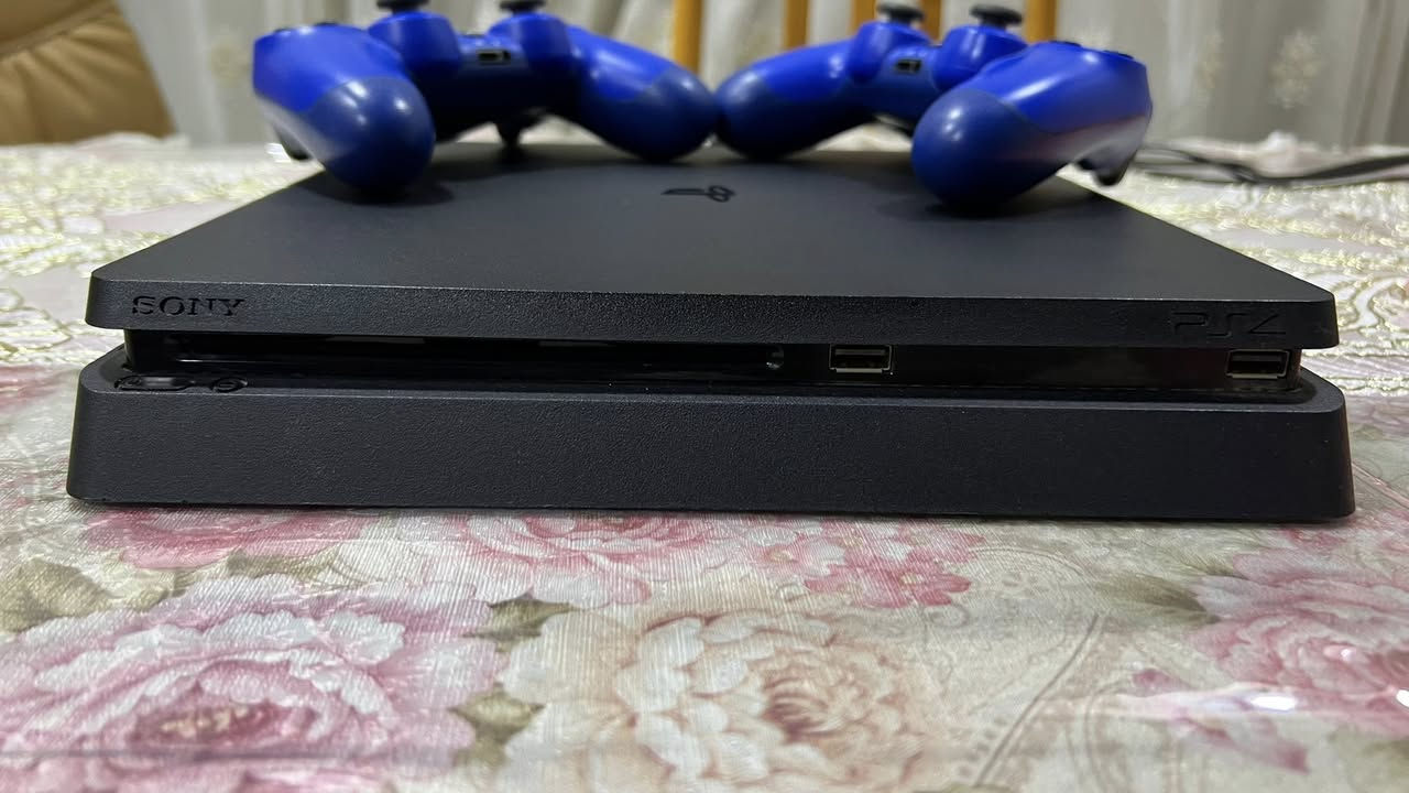 بلي فور سلم 500G نضيف جداً مامفتوح ومامهكر الجهاز اونلاين وياه يدات ثنين السعر 200 الف قفل تواصل *********** واتساب
