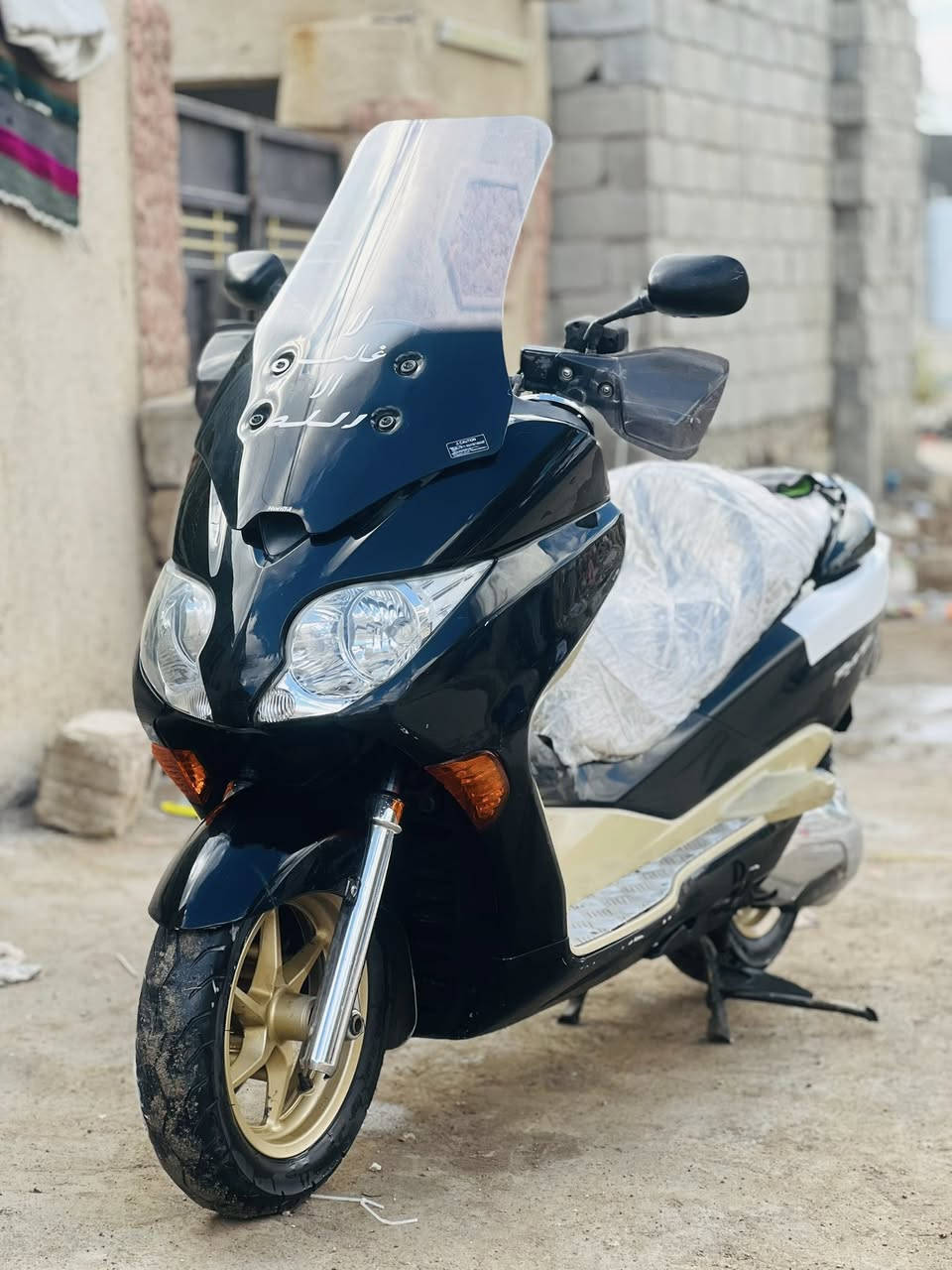 سلام عليكم ….
 فول مواصفات 010 MF 250cc 
مازدات كرستال 
جامة طويلة 
مجامع ستيرن نيكل 
قبق شوتة نيكل 
قبق كلچات نيكل 
دبلات نيكل 
واقيات هواء أصلياتHONDA 
تزويد سماعات نيكل 
سستم صوت بلادي وي السكليتر يعلة 
مانع انزلاق ABS 
ادامة كاملة گير ومكينة فيت بم جديد 
السعر ١٧ قابل للتفاوض 
*********** ما اجاوب خاص اتصل وتدلل
