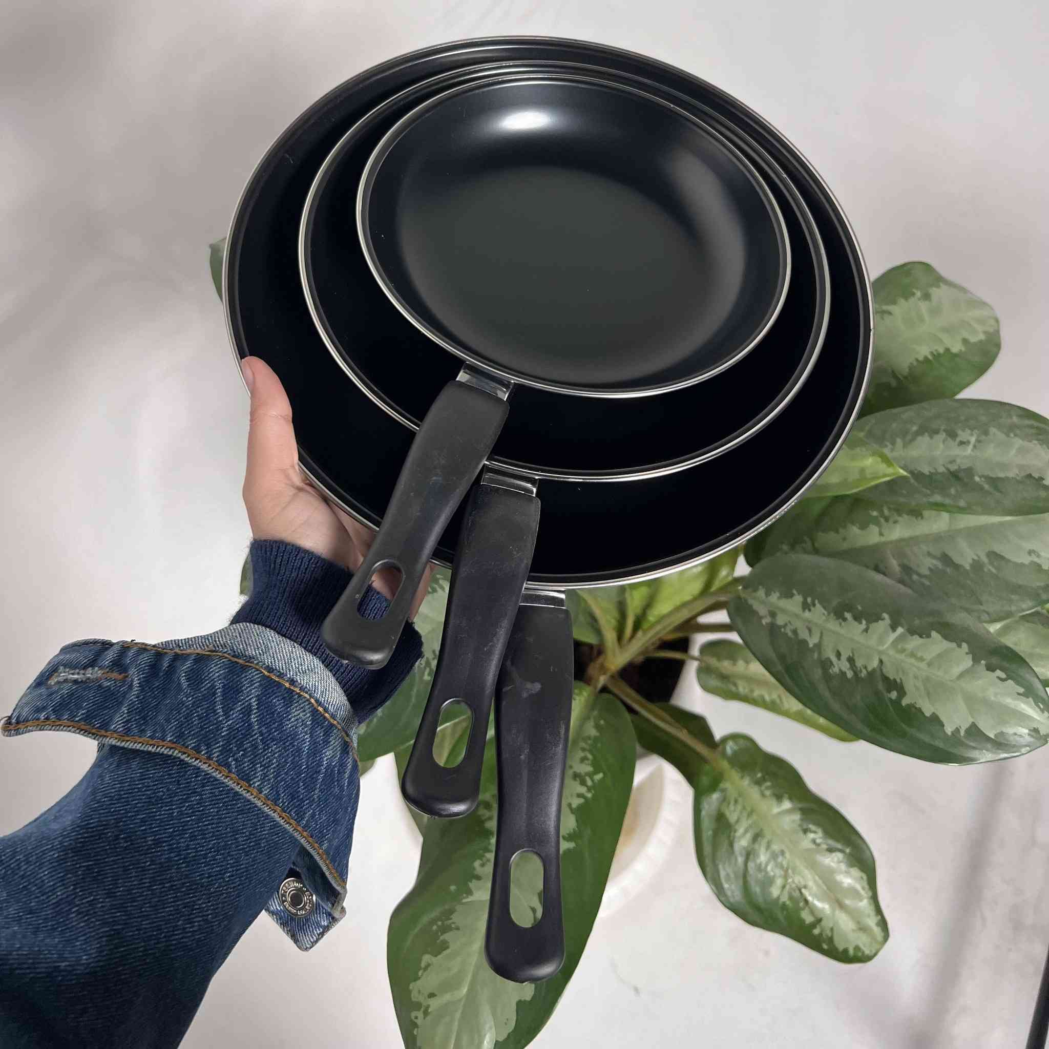 سعر 3 قطع 25 💥
للباب يوصل 30 🚚 للحجز دايركت💗
طقم مقالي كولدن فيش 3 قطع - طلاء غير لاصق وحافة ستانلس ستيل

طقم متكامل من ثلاث مقالي بمقاسات مختلفة، مصمم لتلبية احتياجات القلي والطبخ اليومي بكفاءة عالية وتوزيع حراري متوازن.

• طلاء غير لاصق (Non-Stick): يضمن سهولة تحضير الطعام ومنع الالتصاق لعملية تنظيف سريعة ومريحة.

• هيكل متين (Heavy Gauge): مصنع من خامة سميكة لضمان المتانة والاستخدام طويل الأمد تحت درجات الحرارة المختلفة.

• حواف من الستانلس ستيل: إطار معدني يحيط بحافة المقلاة لتعزيز القوة وحمايتها من التآكل أو الصدمات.

• مقابض باكليت فاخرة (Deluxe Bakelite): مقابض عازلة للحرارة ومريحة لليد، تمنحك تحكماً كاملاً أثناء الطبخ.

• تنوع في المقاسات: ثلاثة أحجام متدرجة (8، 10، 12 إنش) لتناسب الوجبات الصغيرة والعائلية.

المواصفات:
• نوع المنتج: طقم مقالي قلي (Fry Pan Set).
• عدد القطع: 3 قطع.
• المادة الأساسية: معدن سميك (Heavy Gauge) مع حافة ستانلس ستيل.
• نوع الطلاء: طبقة داخلية وخارجية غير لاصقة (Black Non-Stick).
• نوع المقبض: باكليت أسود مقاوم للحرارة مع فتحة للتعليق.

محتويات العلبة:
• 1 × مقلاة صغيرة (قياس 20 سم).
• 1 × مقلاة متوسطة (قياس 25 سم).
• 1 × مقلاة كبيرة (قياس 30 سم).


**إذا كنت صاحب هذا الإعلان وتريد حذفه لأي سبب، رجاءا أرسل رسالة إلى الدعم الفني**