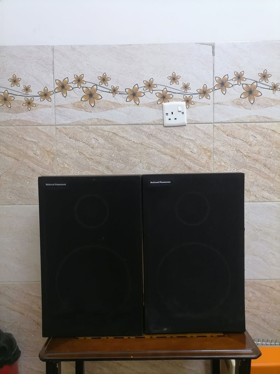 السلام عليكم ورحمة الله وبركاته جبنالكم تحفه فنيه زوج سماعات شرط الشغل شرط النظافه كاملين ما بيهم اي نقص او عيب للبيع السعر خاص مكان موصل يوجد توصيل كافه محافظة العراق وهذا رقمي *********** موجود واتساب علا هذا الرقم
