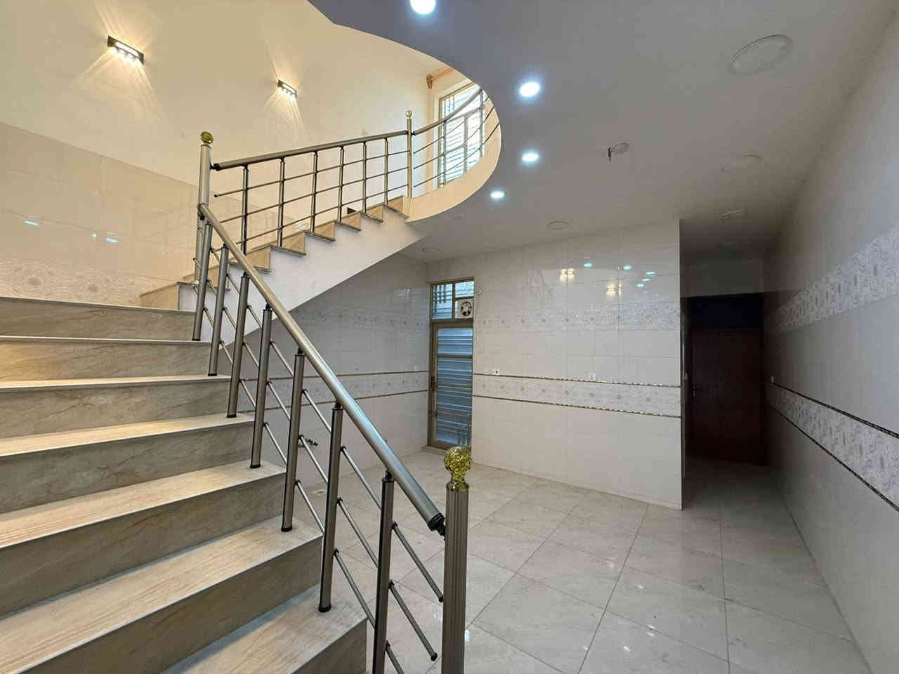 دار للبيع مساحه ١٠٠ واجه ٥ نزال ٢٠ الهواشه تعبر شارع صيدلية البسمه بالفرع الثاني الروائي البيت مستعجل حيل ع بيعته لبيع مباشر من صاحب الدار للاتصال ***********
