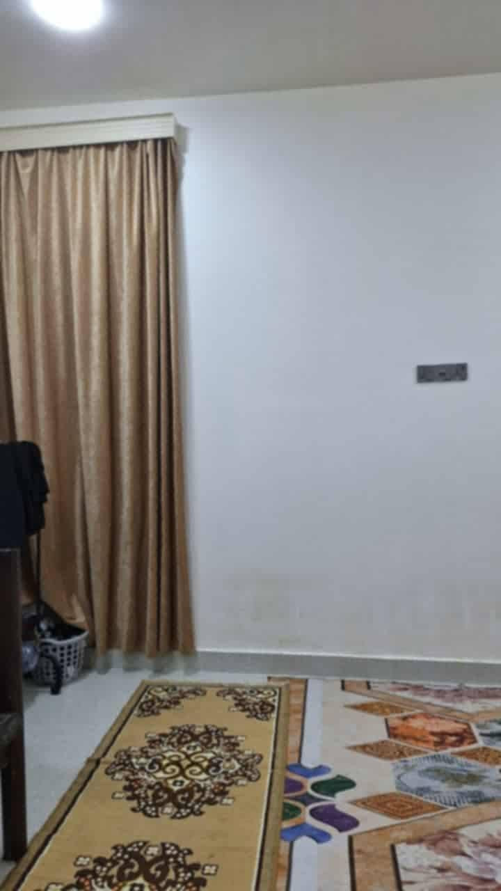 سلام عليكم 
دار البيع 200 متر الشهداء منطقة جرحئ الحشد الدبيه الثالثة 
طابق الاول كامل 
ثاني هيكل كامل باقي بس صب 
غرفتين وصاله والاستقبال ومطبخ حار وبارد ومناور على غرفتين غرفه سويت ومجمع صحيات 
الاستفار 
الاتصال على رقم***********
