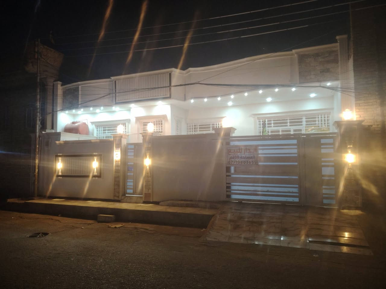 دار للبيع المساحة ٢٠٠ م بناء حديث ٢٠٢٥ يحتوي على استقبال كبير + مطبخ حار وبارد + صالة كبيرة + ثلاث غرف نوم كبيره + صحيات داخلية وخارجية العنوان بداية حي النداء قرب صيدلية الفصول الأربعة.
مكلف بالنشر رقم صاحب الدار ***********
