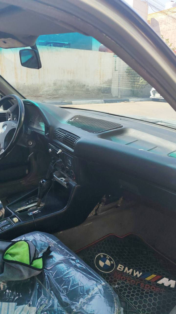 السلام عليكم بي ام دبليو 525 ماكينتها مفتوح اوتوماتيك بيها تنقيص رقم بغداد مشروع موازي راعيها يمي بالبصره وانا بصره كهربائياتها شغاله تبريدها شغال بارد واللي يريد تفاصيل اكثر مصورها فيديو للدواخل ومن برا
*********** البصرة, العراق
