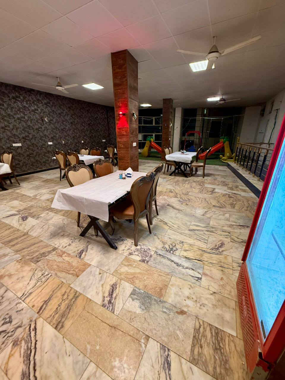 سلام عليكم ..
مطعم للبيع كامل مكمل . واردة اليومي خير من الله
 سبب البيع عدم التفرغ ..
يتكون من بنايه 3 طوابق مكان مميز جدا صاله خاصه للعوائل مع صاله العاب للاطفال  بالاضافه الى الصاله الرئيسيه  .. للاستفسار والتواصل واتساب على الاقام التاليه 
‪0788 790 8722‬‏
***********
