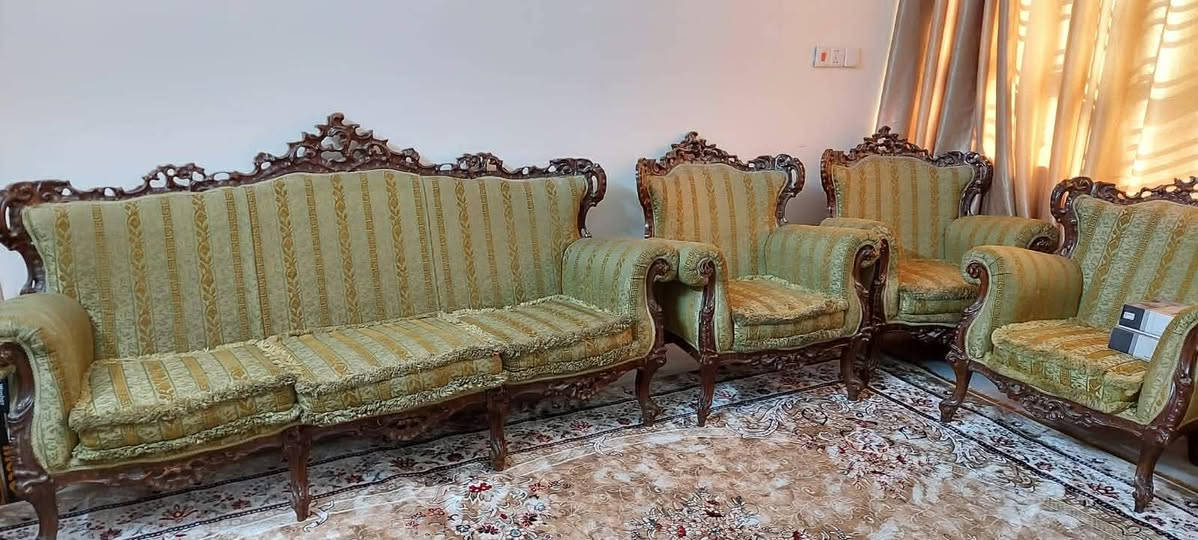 تخم ونص قنفات سبعه مقاعد زان مصري  و ٣ مقاعد ايضا يمكن ان يكون تخم من ١٠ مقاعد للبيع ب٢٥٠ الف وبه مجال للاتصال ***********
