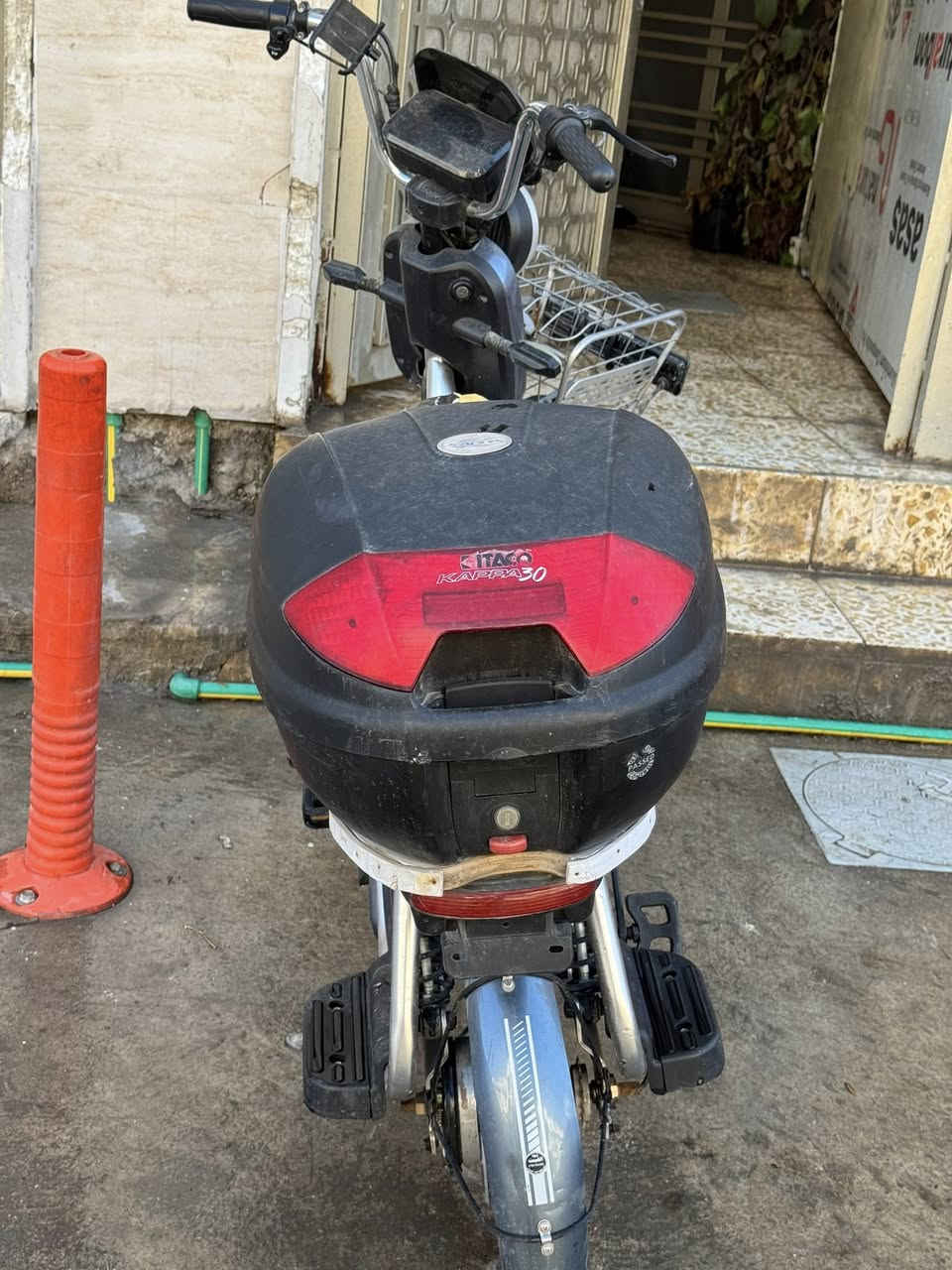 بايسكل شحن نظيف للبيع
بطاريات 5 جديدة قبل سبوع بدلتها وبعدها بل ضمان 
كفراته حلوه ونضيفه كلش 
سرعته 50 وازيد حسب الوزن 
تمشي مسافة 40 كيلو 
عليها جنطة مال فورزة شرط الاصليه الياباني 
يرتدلها بس تغليف كشن 

السعر 280 الف 

مكانها العامرية / ***********
