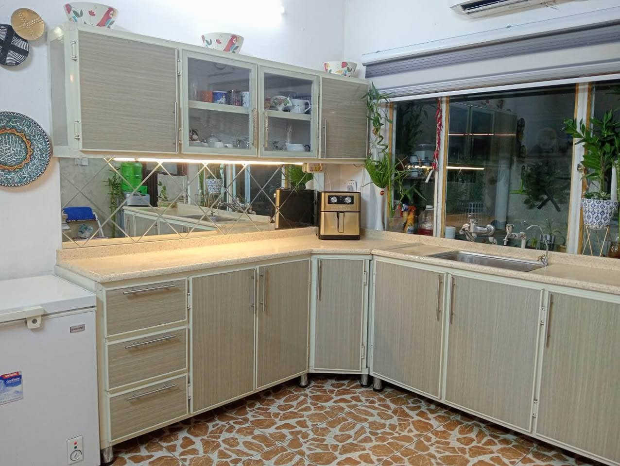 كاونترات الامنيوم شغل درجة أولى نضافة 100‎%‎ بدون اي ضرر 
قياس السنك 180 والكاونتر 210 مع الملحق سطح مرمر 
السعر 250 الف مع مجال 
بغداد الغزالية
*********** بغداد, العراق
