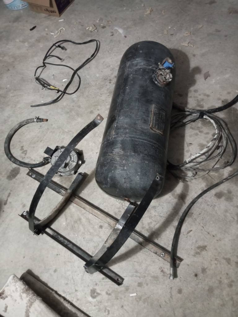 ئەم تانکی غازە بۆ فرۆشتن بە کامل ئەشیاوە ٦٠ لیترە بۆ سەیارەی کابریتەر هیچ عەیبیکی تیا نیە نرخی ١٤٠ هەزارو معامەلەیەکی کەم بۆ زانیری زیاتر پەیوەندی بکە بە ژمارە*********** السليمانية, العراق
