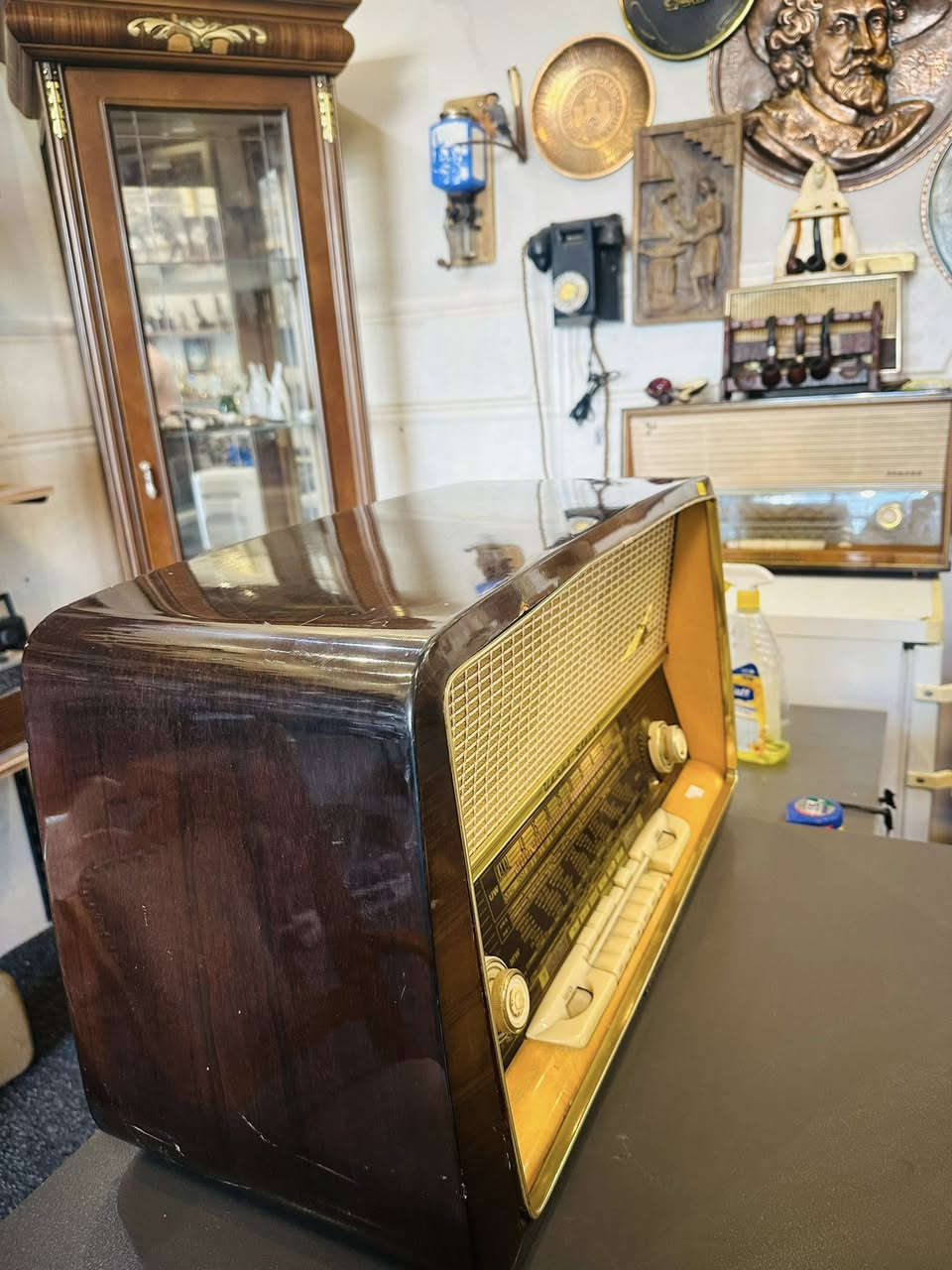 راديو الماني لمبات ماركة LOEVE OPTA ستريو
الموجات  LW-KW1-KW2-MW-FM
العرض 65 سم
الارتفاع 39 سم
العمق26 سم
درجة نظافة ‎%‎90
السعر 350 الف
*********** واتساب المحل في السليمانية يوجد توصيل
