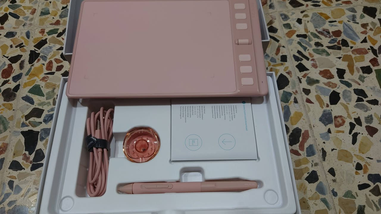 تابلت رسم رقمي (Graphic Drawing Tablet) من شركة Huion الشهيرة
يُستخدم في المجالات التالية:
​الرسم الرقمي والإنيميشن-
-التصميم الجغرافي والهندسي
-التعليم عن بُعد والشرح الرقمي
-التوقيع الإلكتروني وتعديل المستندات
متوافق مع اجهزة الكومبيوتر والهواتف والتابلت


**إذا كنت صاحب هذا الإعلان وتريد حذفه لأي سبب، رجاءا أرسل رسالة إلى الدعم الفني**