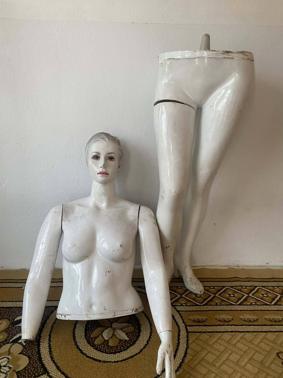 السلام عليكم اغراض للبيع للاستفسار الاتصال على الرقم ***********
