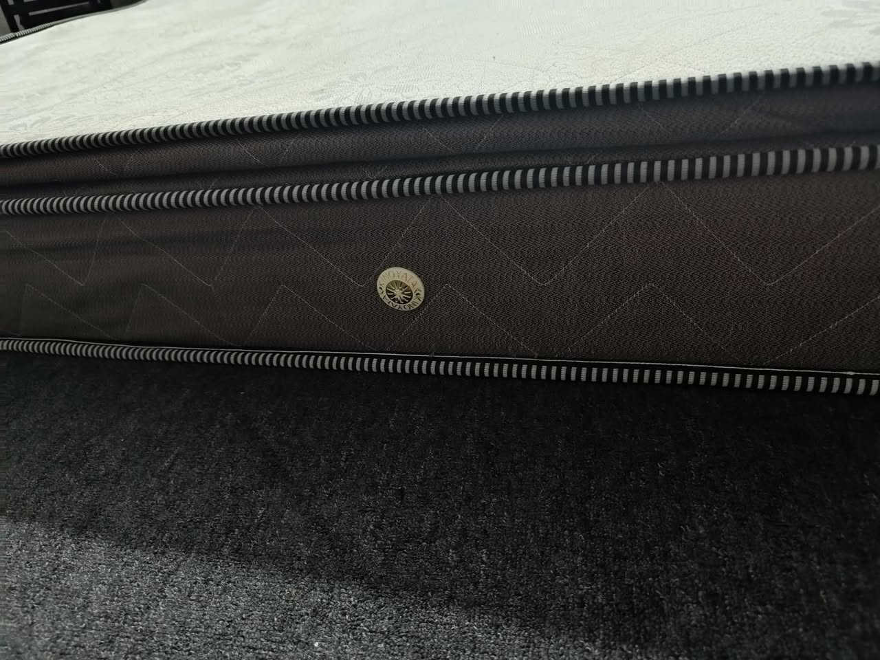 دوشك قياس 200ب180
نضيف مافي اى عيب 
موجود بكسنزان سعر 50الف في مجال بسيط 
***********
