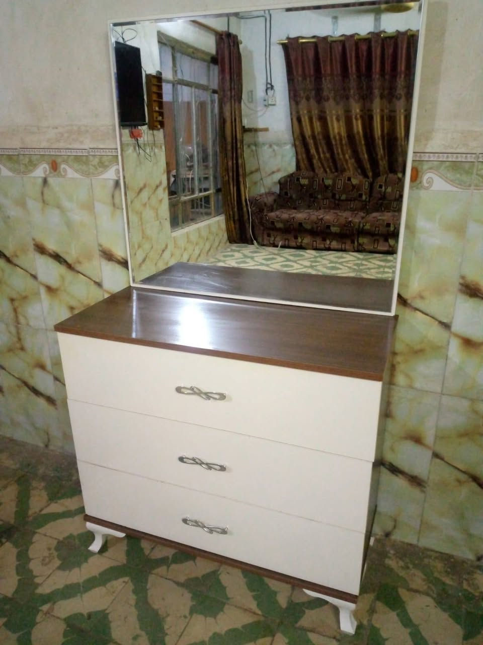 ميز مرايه نضافه انته تقيم سعر مع توصيل ٥٠  عنواني حي عامل منطقه ثانيه رقمي ***********
