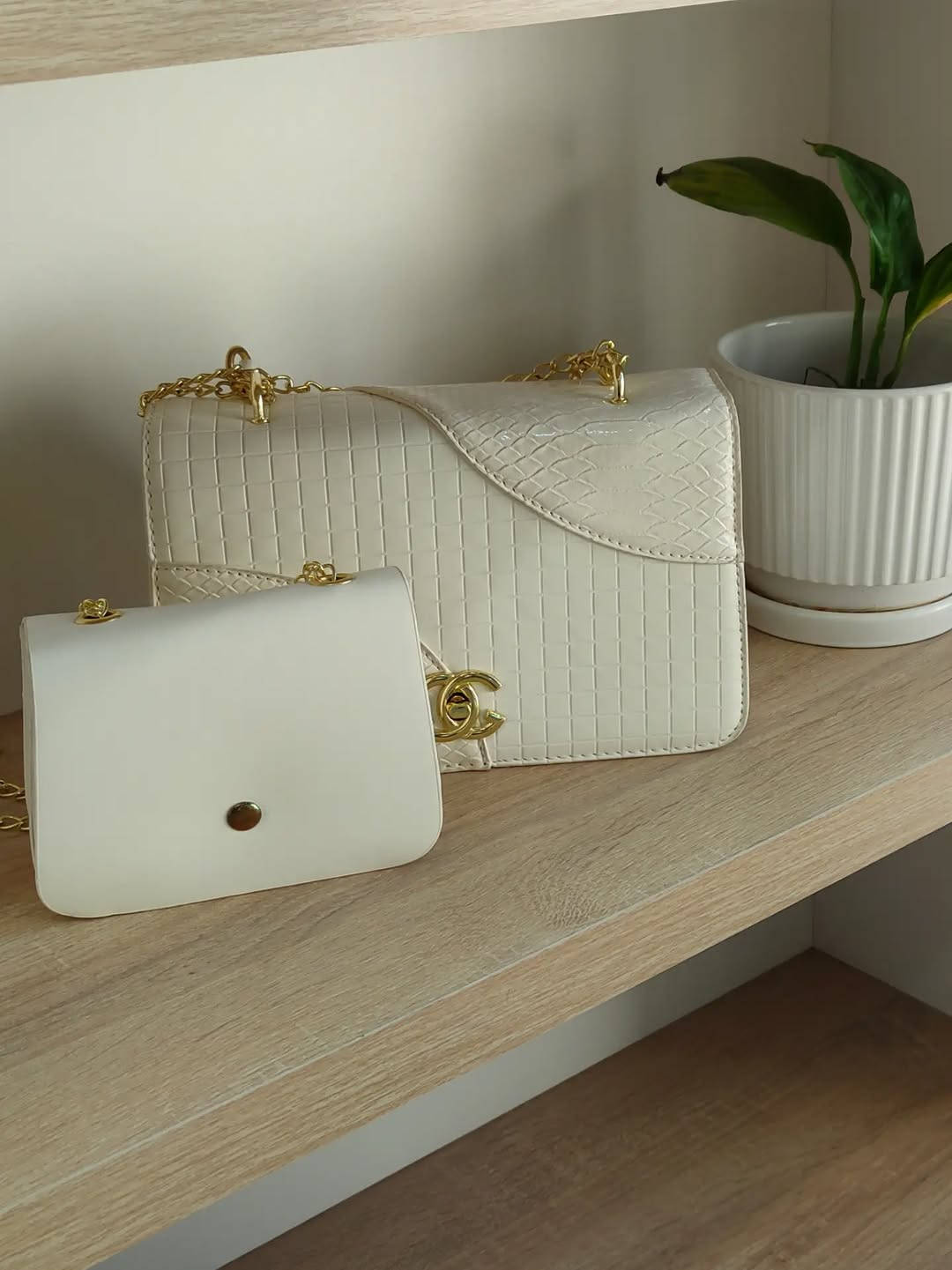 ✨ حقيبة عملية وأنيقة بكل تفاصيلها ✨
👜 الحجم: صغير 
🎨 متوفرة بثلاثة ألوان: أسود، أبيض، زيتوني
💖 يجي وياها جنطة صغيرة بنفس لون الحقيبة
✔️ الجلد كوالتي ممتاز
✔️ القاعدة ثابتة وتحافظ على شكلها
✔️ طلاء السحاب والسير ثابت وما يتغير مع الاستخدام
💰 السعر: 15 ألف دينار فقط
🚚 التوصيل لجميع محافظات العراق: 5 آلاف
📸 التصوير حقيقي من داخل المحل ✨
للطلب والاستفسار راسلونا بالدايركت 🤍🛍️


**إذا كنت صاحب هذا الإعلان وتريد حذفه لأي سبب، رجاءا أرسل رسالة إلى الدعم الفني**