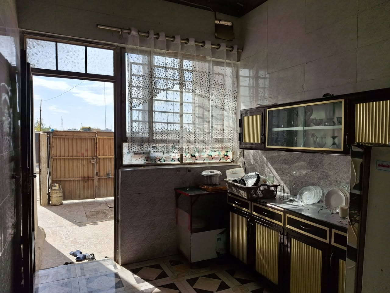 دار سكني كارت مشمول بل تمليك مساحه ١٠٠متر مربع واجها ١٠وعمق ١٠ يحتوي على غرفتين نوم واستقبال ومطبخ وصحيات وبيتونه كبيره كراج مقابل حديقة خدمات ماء كهرباء تبليط السعر 60وبي مجال العنوان حي السماح الثانيه قرب مدرسة الإمام الزهري البيت ركن على شارعين
***********
***********
