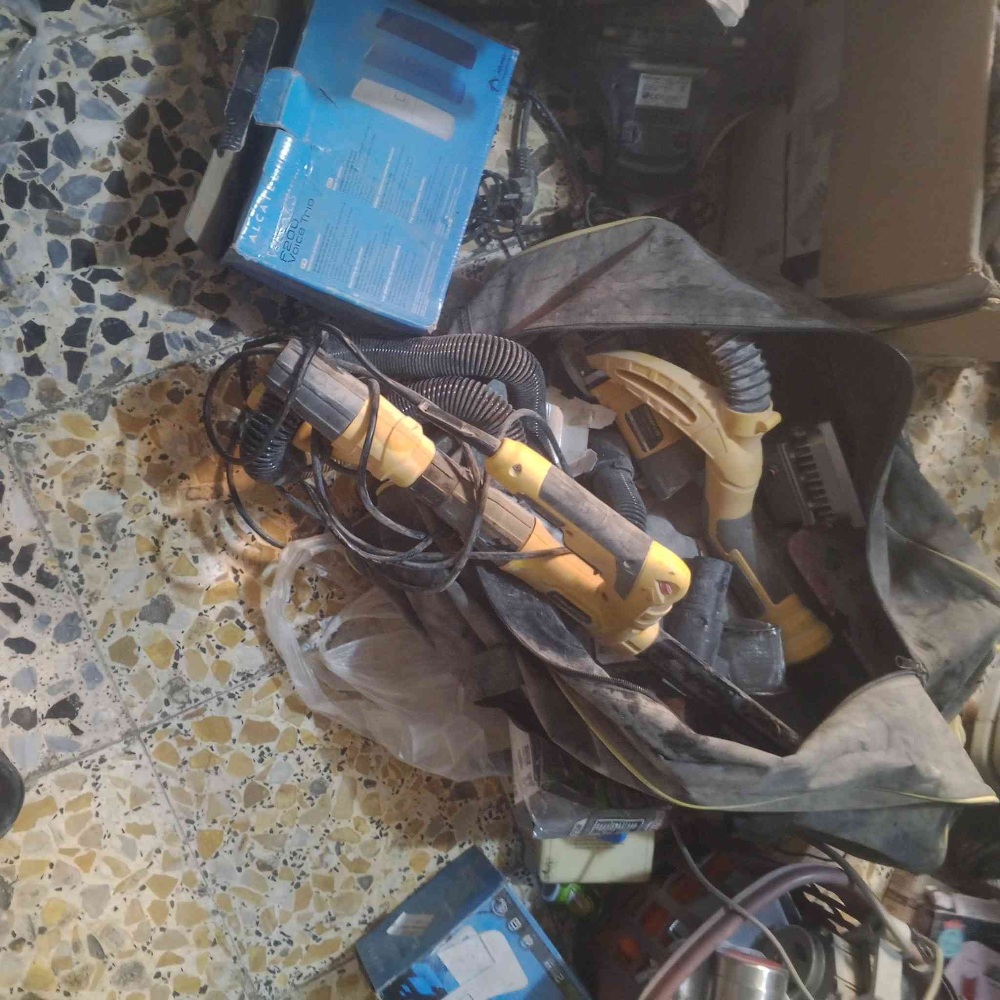 شلعه عدد البيع فحم العدد تقريبن 200سعر القطعه 10قفل بدون عمله بغداد حي السفير ***********
