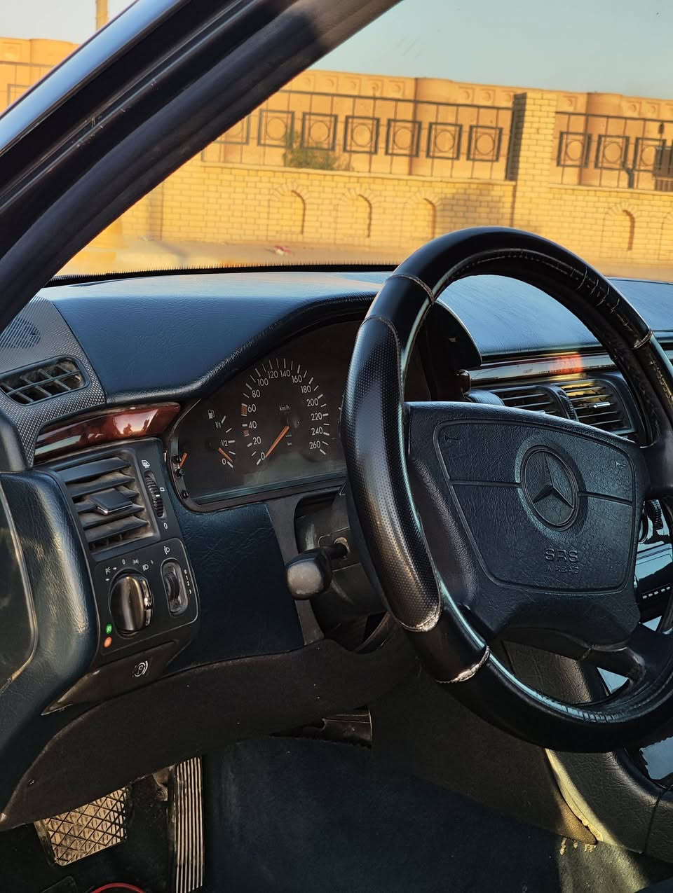 مرسيدس ام عيون E320
موديل 1995 
رقم بغداد مشروع وطني سنوية للنهاية 2026 
تحويل او  وكاله ثاني يوم 
المواصفات:-
محرك بلادي 6 سلندر خراطيم لا تنقيص ولا تبخير 
التبريد ثلج فول الفول 
مصبوغه عام للجمالية وحكم الموديل
تخم تاير جديد 
گير ومحرك شرط فول الفول 
فتحه سقف 
كشنات اماميه كهرباء وضعيات خزن 
كشنات امامية تدفئة 
المري الجانبية كهرباء 
مراية خلفية تعتيم 
برده خلفية كهرباء 
تچوات رأس خلفية كهرباء
السعر 85 وبيها مجال 
مكان السياره.. صلاح الدين/سامراء
رقم الهاتف ***********
