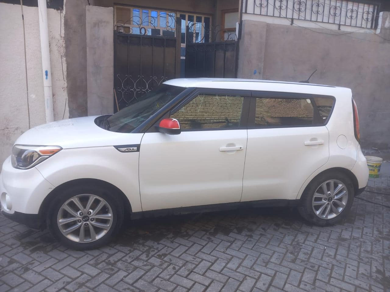 السلام عليكم سيارة كيا صول موديل ١٨ مكينة gdi2000 حادثها جاملغ خلفي الايمن وتبديل باب الخلفي الايمن مكفوله البجم والايرباك باتري وتخم تايرات جديد ماشية ١٠٠ سعرها ١٢٠$ للتواصل واتساب ***********
